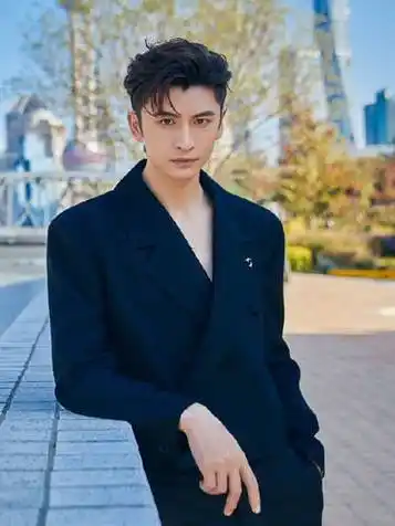 张云龙黑色深v西装大片