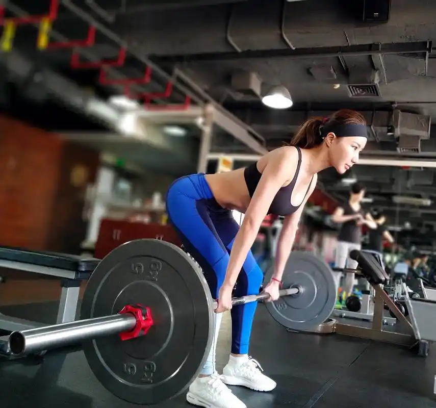 韩雨芹健身房里大秀好身材,人鱼线好迷人