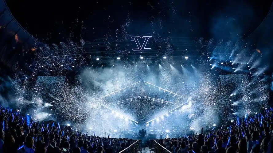 张杰青岛演唱会与歌迷过六一 小沈阳助阵爆笑全场