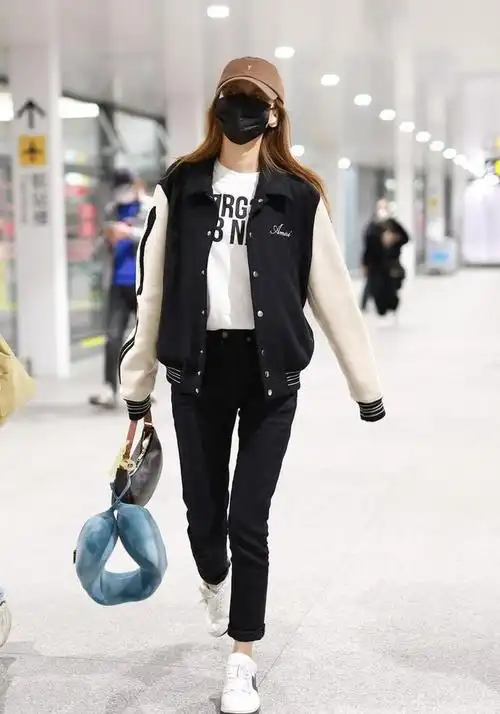 孙怡最新机场路透照曝光身穿棒球外套搭配紧身裤活力十足