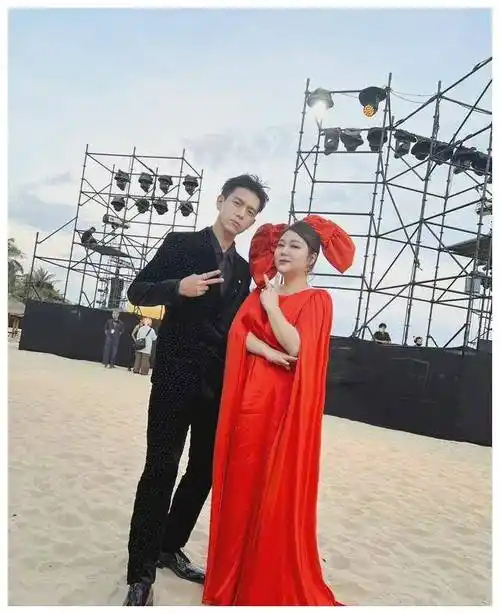 杨天真称李现长着一张适合演男一号的脸._杨紫_剧中_因为