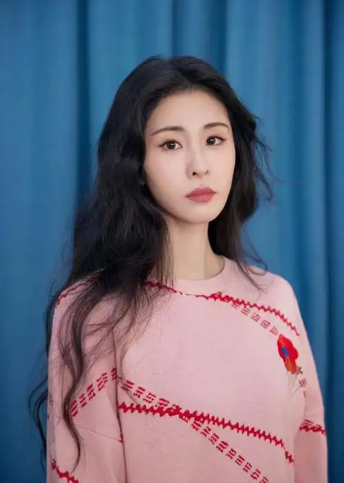 换季学张碧晨穿粉色连衣裙,搭配白色高筒靴,超显腿长