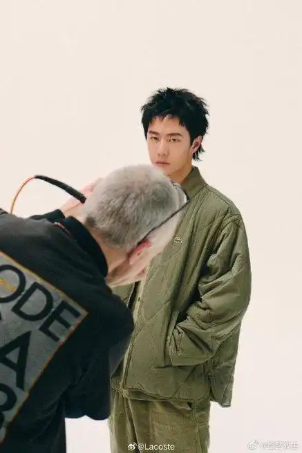 王一博拍摄花絮图来啦~ 好喜欢这个黑色polo衫!