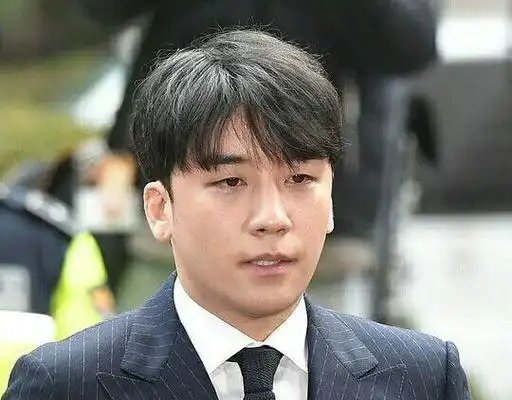 胜利事件牵扯明星名单,胜利丑闻后首现身道歉一脸憔悴,郑俊英侵犯偷拍