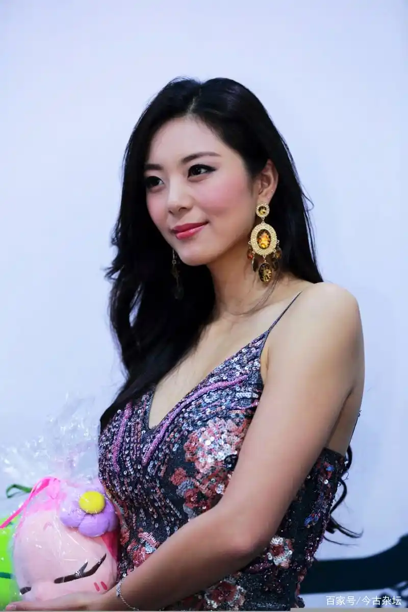 她被誉为"中国第一黄金比例",魔鬼身材超模都羡慕