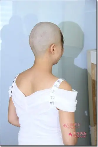 妙龄白衣女郎剃光头-老高精品3# 光头_中国长发