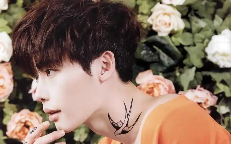 李钟硕帅哥明星win8宽屏电脑桌面壁纸