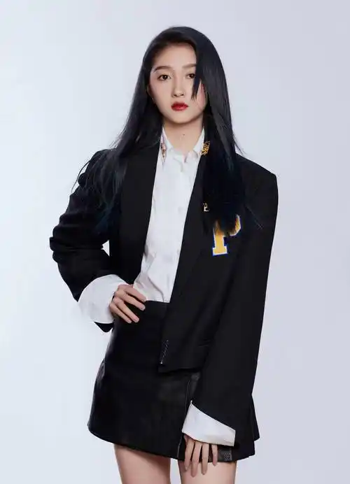 关晓彤黑色西装搭皮裙气质酷飒冷艳惹人怜