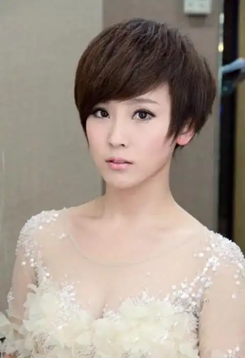 说实话,如果不是吴京,我还真不认识她,短发的谢楠更显气质.