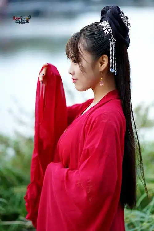 【河边·古装红衣少女】--芳芳
