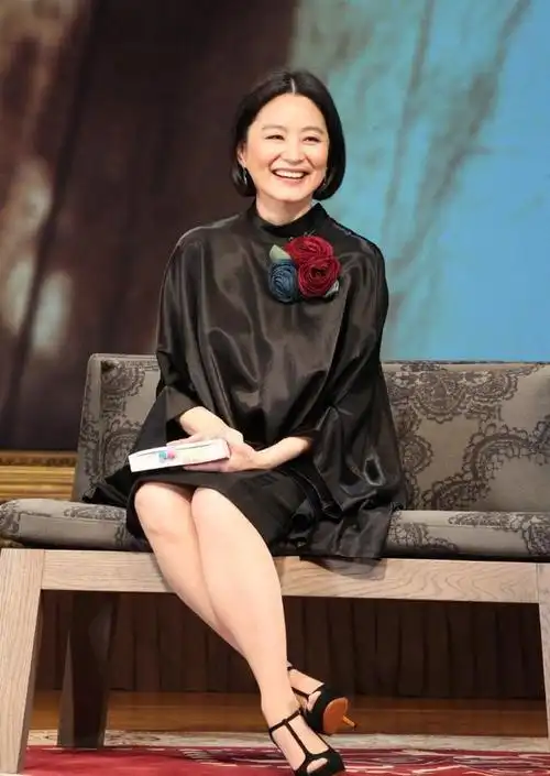 64岁林青霞穿斗篷上衣配包臀裙,中分短发美到骨子里,哪用扮嫩?