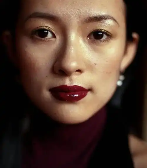 没见过章子怡戴眼镜,但是她是不是近视或者散光啊