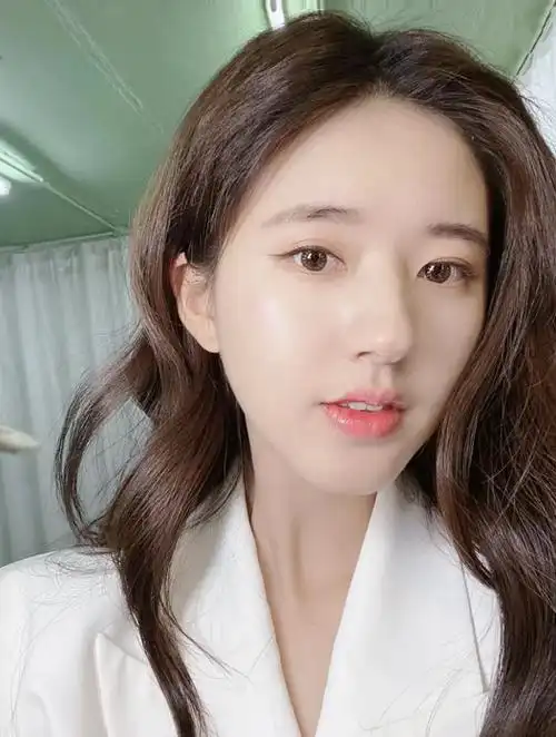 赵露思刚起床就被偷拍,无美颜状态下看清她的素颜正脸,确定22岁?