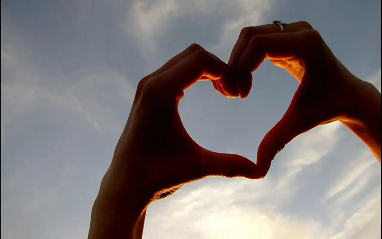 唯美爱心手势图片电脑桌面壁纸下载