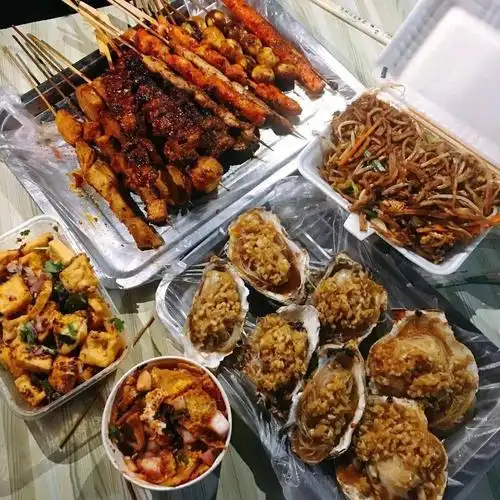 藏在中石油桥下面的夜宵摊凌晨12点准时出现