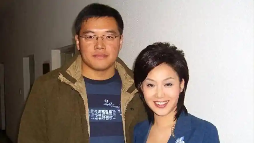 央视美女主持人 曾和赵普传绯闻,37岁低调当妈,丈夫身份一直成谜_郑丽