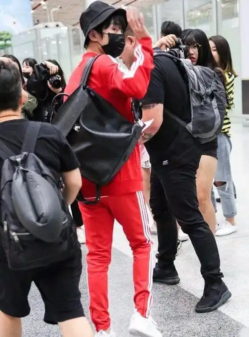 深夜偶遇易烊千玺一身骚红帅爆却一脸疲惫看着好心痛