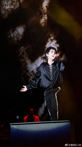 湖南卫视跨年演唱会华晨宇演唱的新歌《斗牛》电视首秀