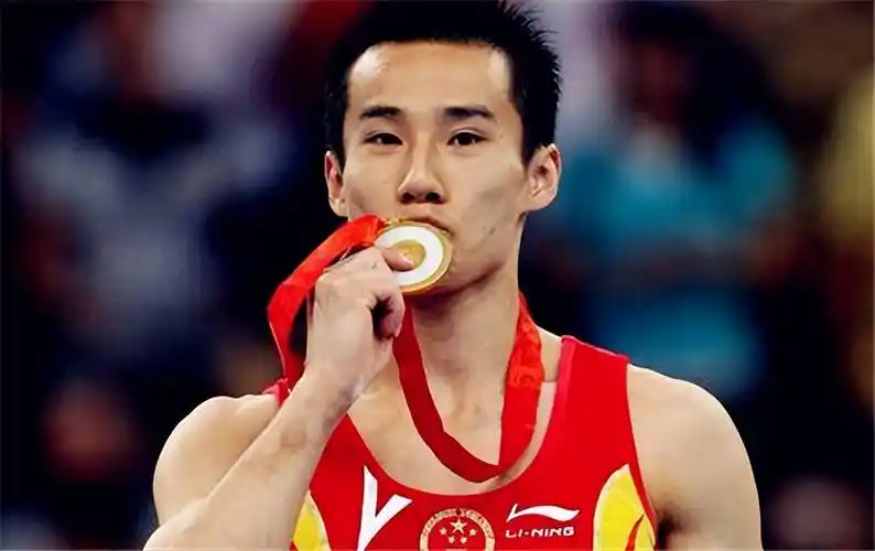 奥运冠军因女友诈骗5800万,被牵连退役,销声匿迹后8年今成大校_肖钦