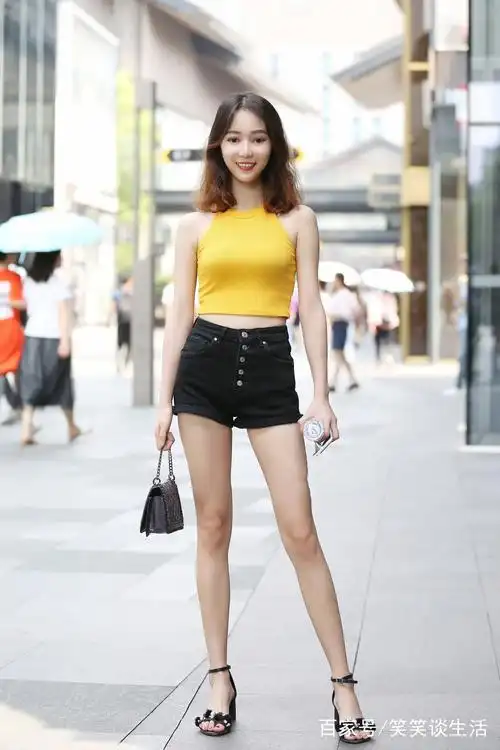 流苏短裤搭配高跟鞋,小姐姐这双白皙美腿太吸睛了!