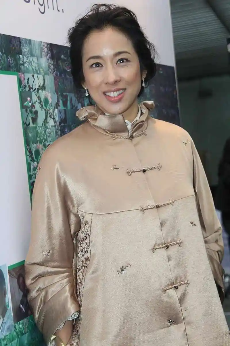 1989年,郭晶晶的婆婆朱玲玲要去参加酒会,找管家要一条高档项链搭配晚