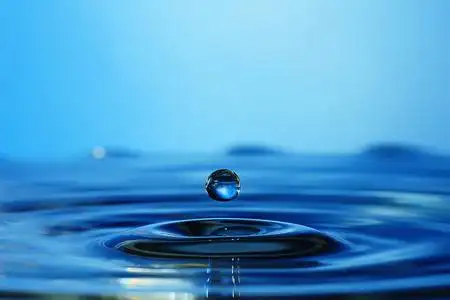 水滴落入水滴落入水使液滴飞溅级联上小山间溪流.