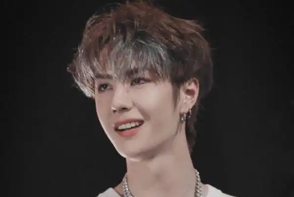 网友晒与王一博合照,未开美颜生图贴脸,这抿嘴一笑真的是23岁?