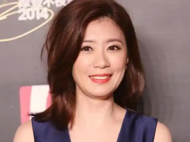 贾静雯带家人去日本度假,梧桐妹打扮很另类,网友:不喜欢梧桐妹