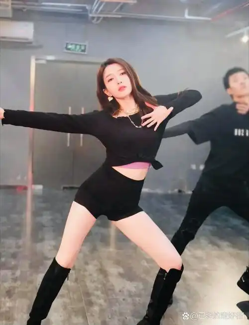 江疏影的那大长腿简直是专为舞蹈天造地设一般,那双腿不仅纤细且笔直