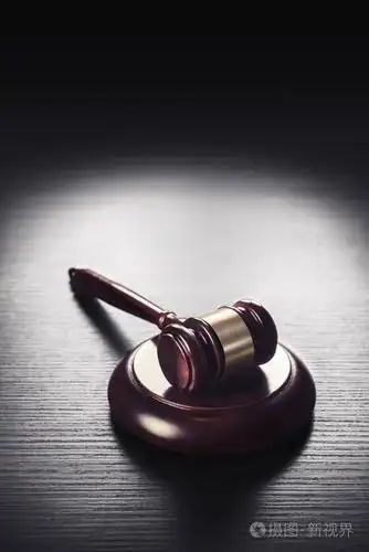 黑木背景下的法官槌