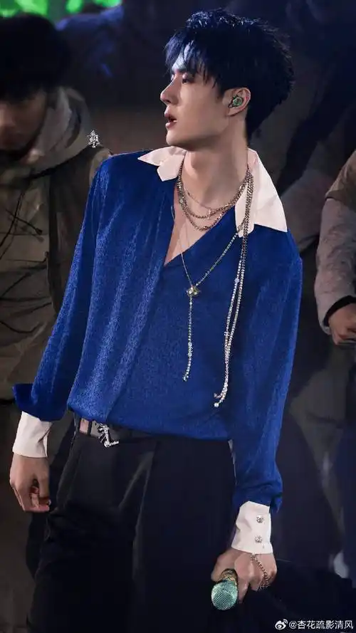 面对世事无常,纷纷扰扰, 重温王一博的无感舞台.