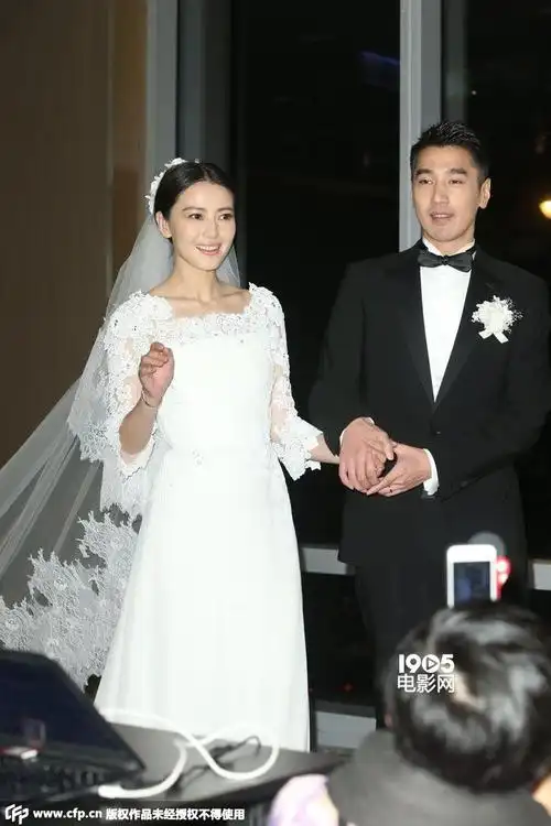 高圆圆赵又廷婚礼现场曝光 甜蜜热吻深情对视