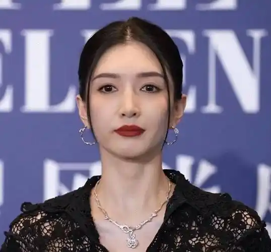 江疏影穿了两种衣服,黑色短裙美腿,刺绣低胸裙_照片_活动_长裙