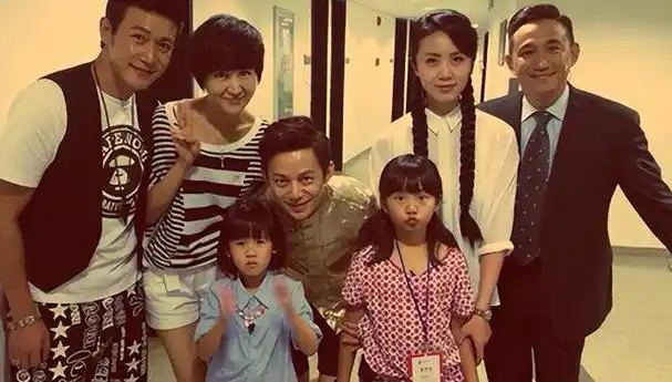 6月2日凌晨,李湘分享了与何炅的聚会照,晒出女儿王诗龄与何炅的数张