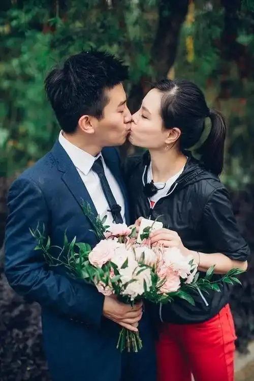 多次逼婚后跳水女皇含泪接受求婚,提前预告 多平台直播再引质疑