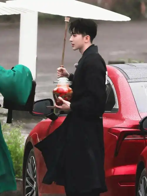 鬓角是很帅但一定要露出来啊