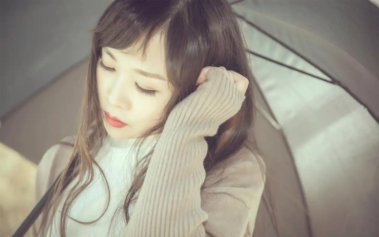 长发飘飘的气质美女深秋唯美写真图片桌面壁纸