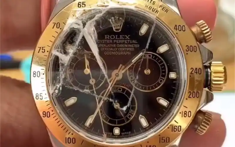 劳力士迪通拿表镜摔碎了表主用胶带粘住防止二次伤害