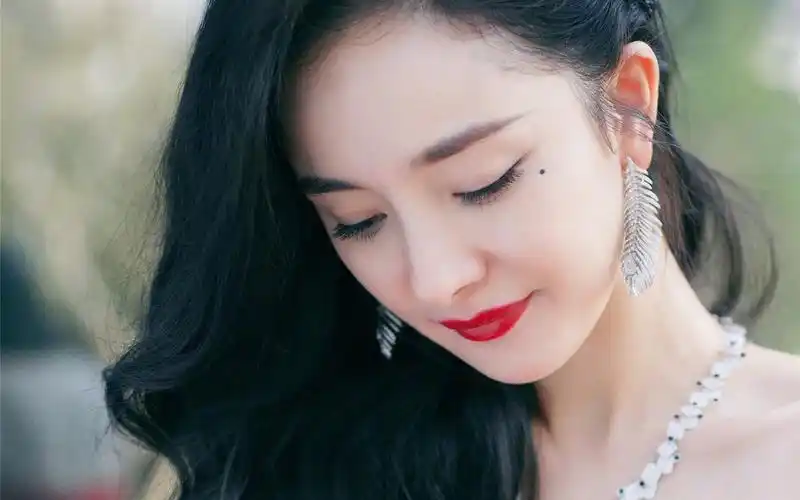 回车桌面>电脑壁纸>明星>大陆明星>性感美女杨幂靓丽美艳红裙子写真>