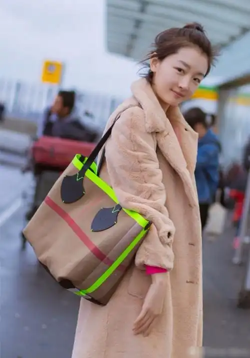 周冬雨穿搭有道变"小羊羔" 素颜清丽抿嘴浅笑