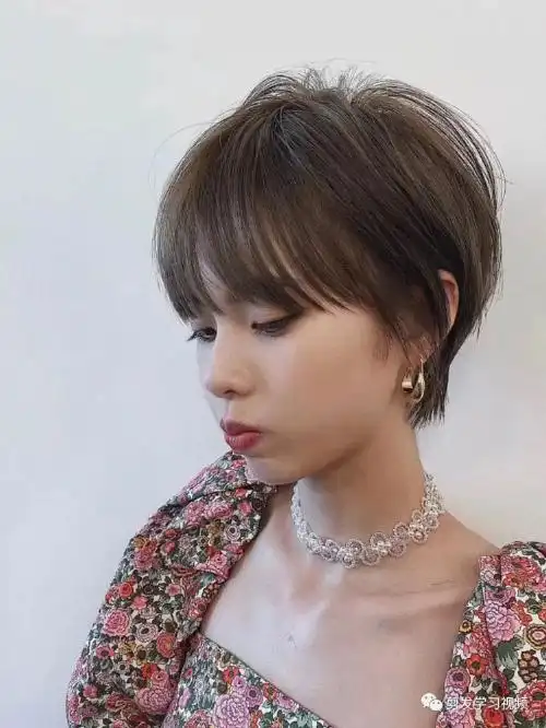 很耐看,越看越舒适整体发型是很自然又不失活力和甜美感避免发型太