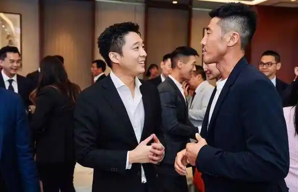 他们兄弟三人还要说霍启山的颜值最高,他不仅颜值高,身高也要超过两位