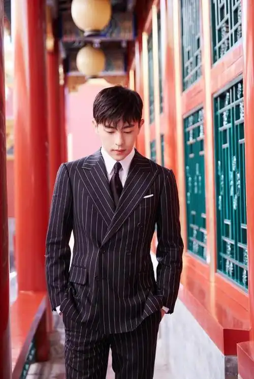 不得不说邓伦真会穿土色格纹都能驾驭了颜值高就是好