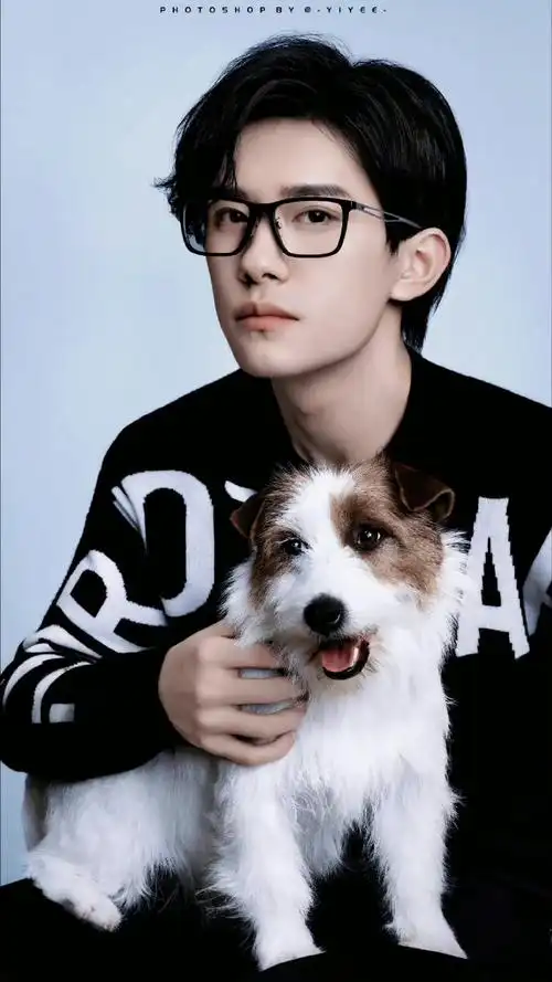 易烊千玺顺毛眼镜造型