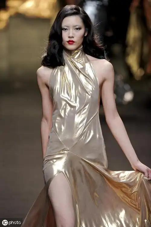惊艳时光的镜头,第一张的哪吒头太抢镜刘雯刘雯走秀刘雯穿透视装走秀
