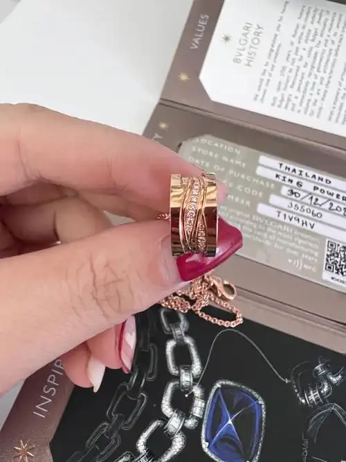 找代购买的宝格丽项链,看了保卡上的编码和项链上一样,心里还是有点不