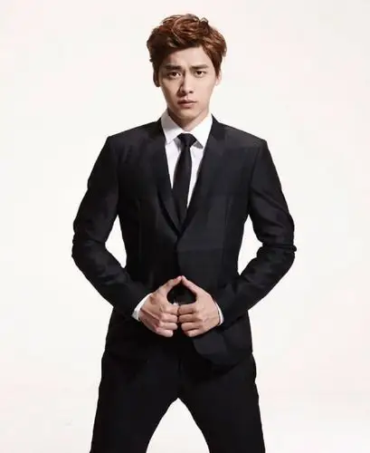 李易峰亮相纽约ralph lauren新季大秀,一身紫色西装尽显矜贵优雅