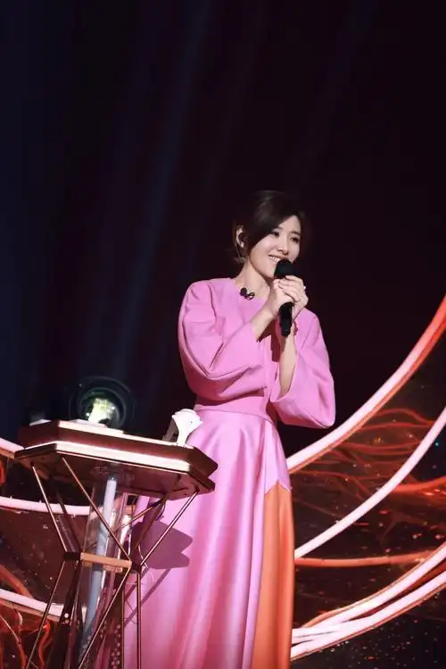 苏慧伦给自己的挑战 诠释陈奕迅《红玫瑰》_腾讯新闻