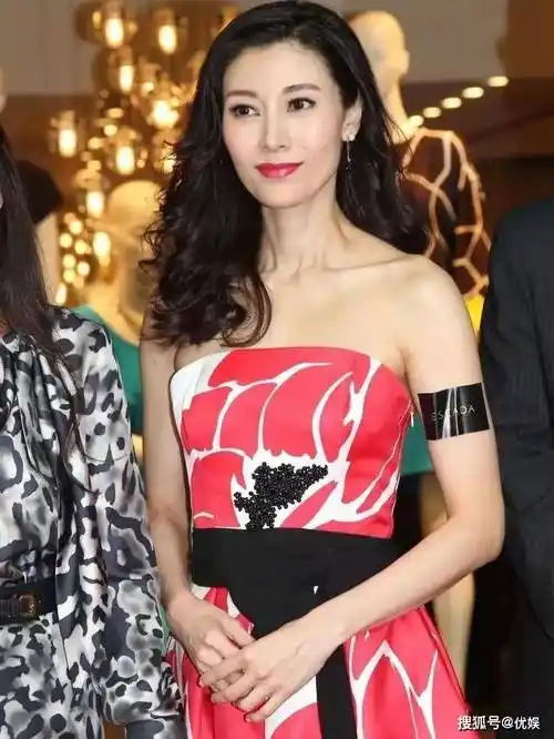 原创豪门阔太的李嘉欣气质真好身穿红色印花抹胸裙配红唇端庄大方