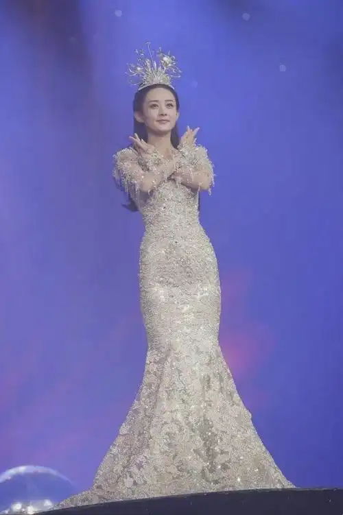 赵丽颖2014年金鹰节旧照#赵丽颖最美金鹰女神,一袭金色的鱼尾长裙